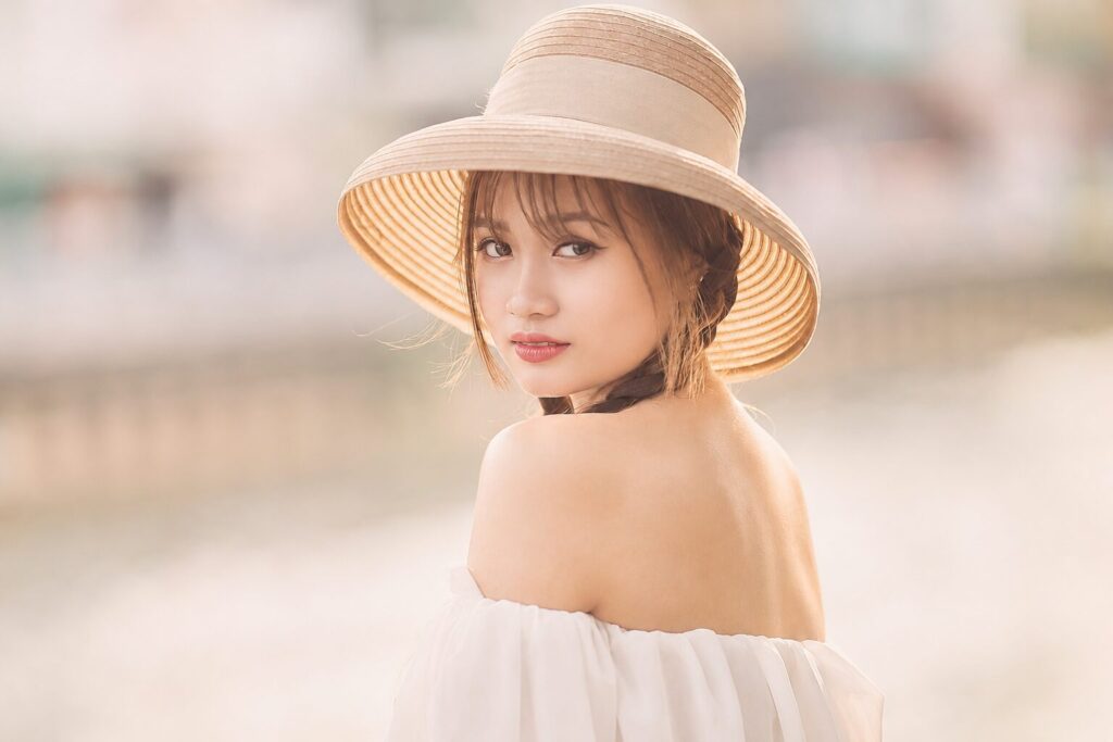 ストローハットをかぶった女性