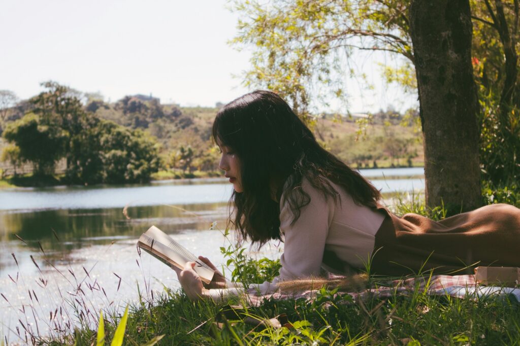 本を読む女性
