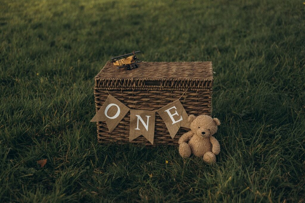 籠のボックスとくまのぬいぐるみ