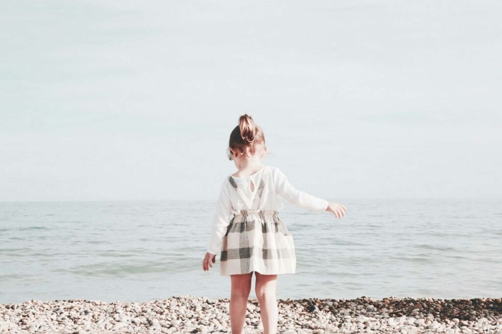 海と女の子の後ろ姿