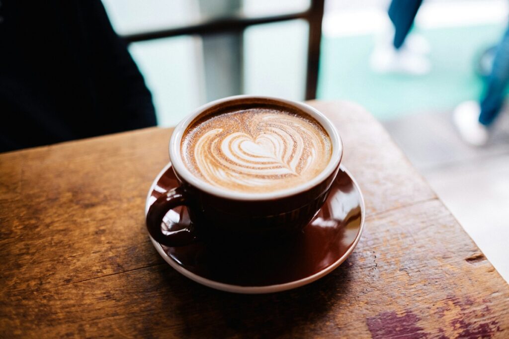ハートのラテアートのカプチーノ